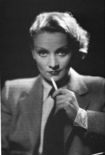 Roken, toen roken nog mocht: Marlene Dietrich met sigaret